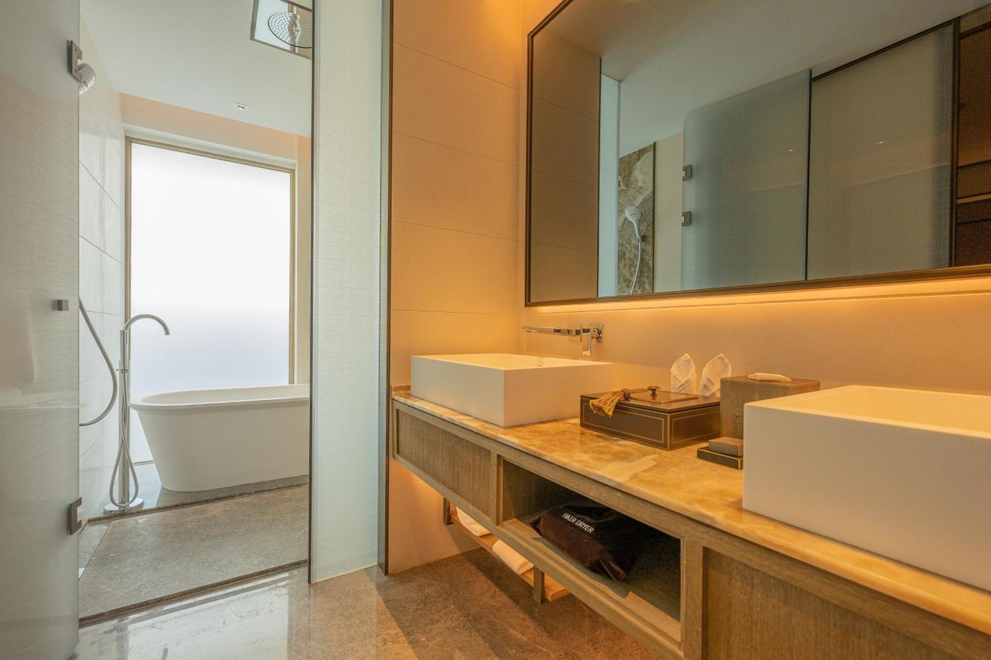 Howard Johnson Plaza By Wyndham Blue Bay Hotel 5*